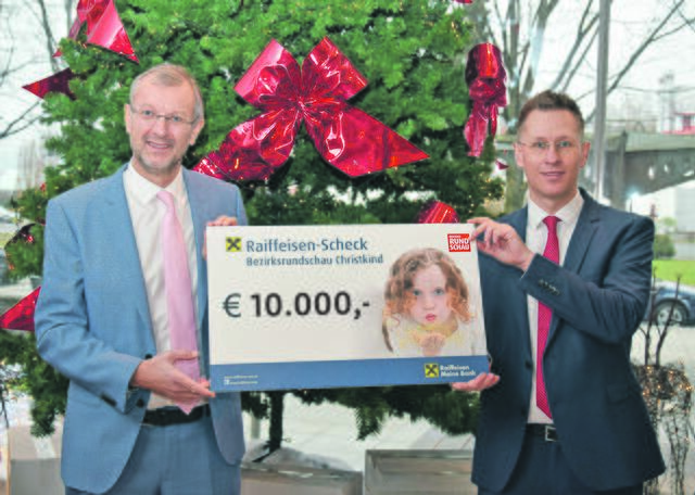 XXXLutz-Unternehmenssprecher Thomas Saliger überreichte BezirksRundschau-Chefredakteur Thomas Winkler einen Scheck über 10.000 Euro für die Christkind-Aktion. | Foto: BezirksRundschau