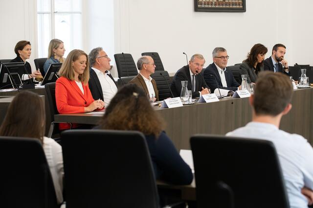 Lustlosigkeit in der Bevölkerung führt zu "Vertrauens-" und "Zutrauensverlust" bei allen Regierungsmitgliedern.