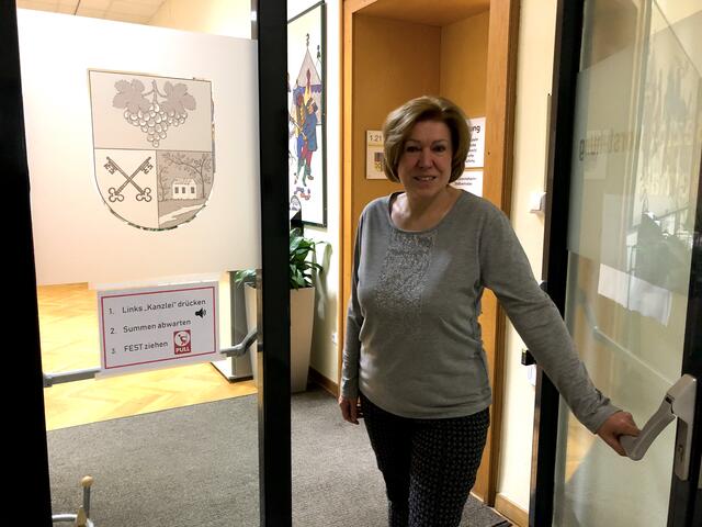 Die Tür zum Amtshaus soll auch 2021 allen Hernalsern offenstehen. Bezirksvorsteherin Ilse Pfeffer will helfen, wo es geht. | Foto: Michel J. Payer