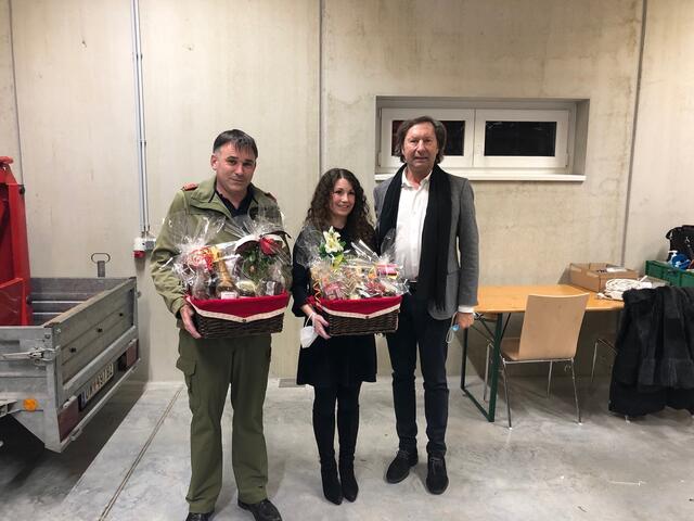 Geschenkskorb als Anerkennung vom Bürgermeister: Kurt Tripamer, Lena Sinz und Bgm. Kurt Maczek | Foto: Stadtfeuerwehr Pinkafeld