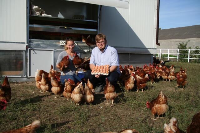 Katharina Mühlparzer und Markus Sandbichler hoffen, ihre Hühner bald wieder im Freien beschäftigen zu können. | Foto: Karl Pufler