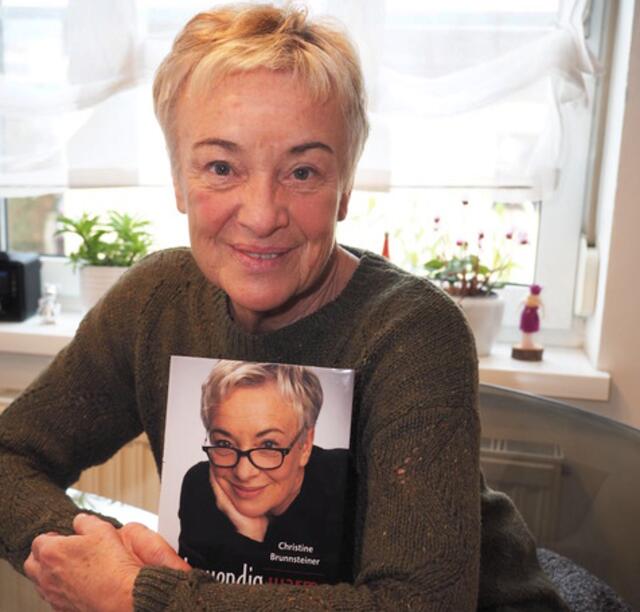 Christine Brunnsteiner mit ihrem neuen Buch "Inwendig warm". | Foto: Gaube