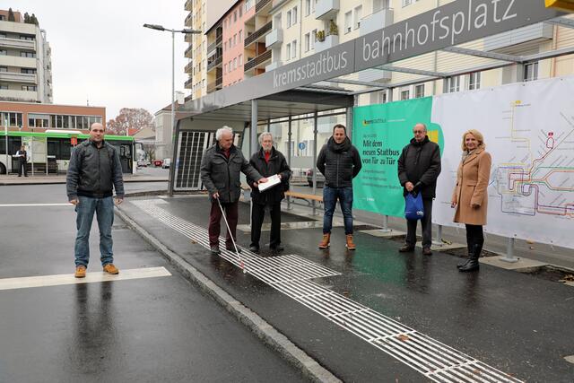 Begehung des taktilen Leitsystems auf dem Bahnhofplatz: Christoph Stricker, Gerhard Bruckner (der das System gleich in der Praxis testete), Planer Ing. Günther Ertl, Gerald Kauschitz (Fa. SIMARK), Reinhard Faltinger und Vizebürgermeisterin Eva Hollerer (von links) | Foto: Stadt Krems