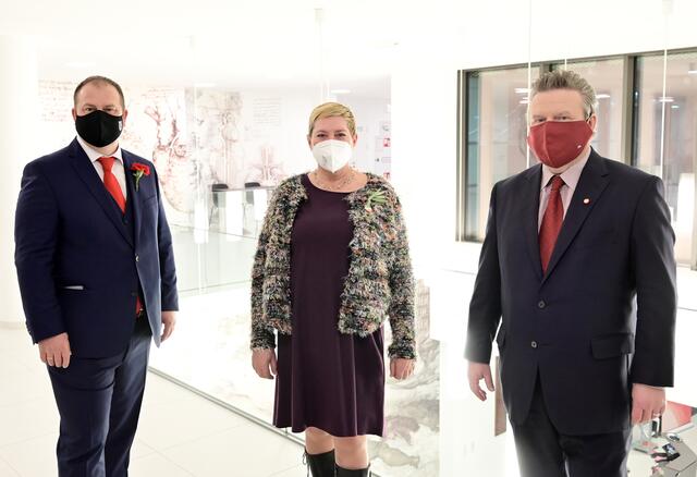 Im Dezember übernahm Alexander Nikolai (SPÖ, l.) das Amt des Bezirksvorstehers und löste damit Uschi Lichtenegger (Grüne, m.) ab. Bürgermeister Michael Ludwig (SPÖ, r.) wünschte dem frisch gewählten Bezirksvorsteher und seinem Team viel Erfolg für die kommenden fünf Jahre. 
 | Foto: PID/Jobst