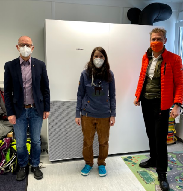 Bgm Dr. Franz Dengg, Lehrerin Linda Fender und GR Dietmar Janicki (Repräsentant Viessmann)
 | Foto: Viessmann