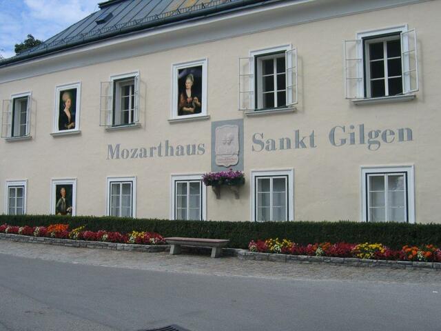 Wunderkind und Schwester eines Genies, brave und wohlerzogene Tochter, treusorgende Ehefrau und Witwe: Die Dauerausstellung im Mozarthaus St. Gilgen spannt einen weiten Bogen der Lebensstationen von Nannerl Mozart. Wertvolle Originale und audiovisuelle Medien zeichnen ein lebensnahes Bild einer Frau, die als große Schwester des weltberühmten Bruders stets etwas im Schatten stand.