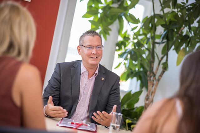 Bezirksvorsteher Georg Papai (SPÖ) will auch 2021 alles Mögliche tun, damit Floridsdorf lebenswert bleibt.  | Foto: Alexander Müller