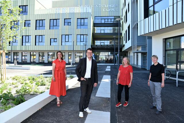 Der neue Bildungscampus im Nordbahnviertel eröffnete im Herbst: Bildungsstadtrat Jürgen Czernohorszky (2.v.l.) mit den Leiterinnen von Volksschule, Kindergarten und Neuer Mittelschule.  | Foto: Markus Spitzauer