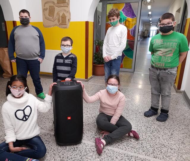 Die Kinder freuen sich über die Partybox.  | Foto: ASO