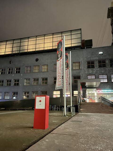 Per Knopfdruck kann auf dem OK-Platz ein künstliches Gewitter ausgelöst werden. Die Installation "Locked in" wurde von Konzeptkünstler Werner Reiterer für das Offene Kulturhaus entwickelt. | Foto: BRS