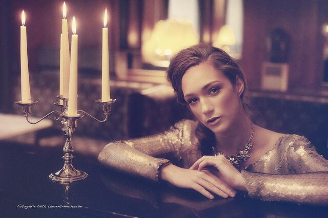 Im noblen Cafe Landtmann ließ sich Model Sarah Kühschweiger von Fotografin Edith Laurent Neuhauser zugunsten des Hilfswerk ablichten. | Foto: Edith Laurent Neuhauser