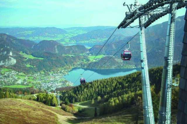 Ein Berg mit zahlreichen Möglichkeiten: Wandern, Paragliding, Mountainbiking, Skitouren und Schneeschuhwandern. In einer knappen Viertelstunde geht es hinauf auf den Berg und rein in den Naturgenuss. Die neuen Gondeln bieten einen angenehmen Komfort, eine traumhafte Aussicht und ausreichend Platz. Dadurch ist das Zwölferhorn barrierefrei und auch für Familien mit Kind und Kegel unkompliziert erreichbar.