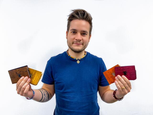 Christopher Kammersberger produziert vegane Brieftaschen. Pro Verkauf wird ein Baum gepflanzt. 
 | Foto: Privat
