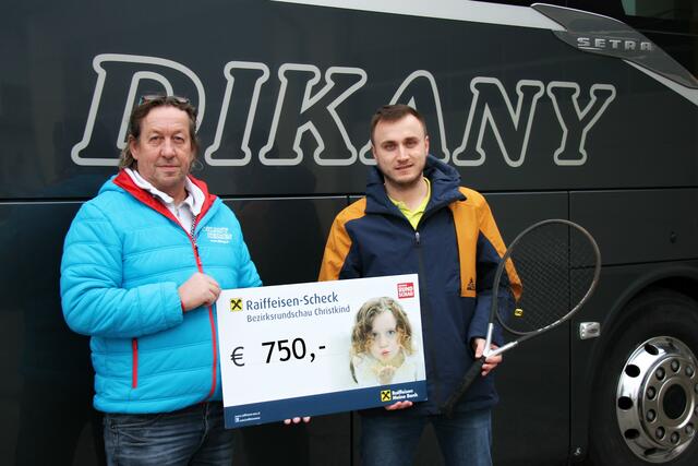 Helmut Dikany mit Alexander Wundsam bei der Scheckübergabe.