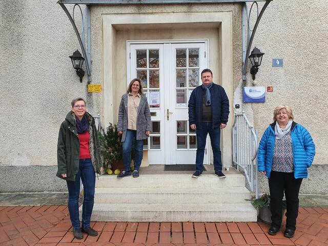 Das Team verabschiedet sich von den Räumlichkeiten des ehemaligen Schlosses Rohonczy.
v.l.n.r.Klaudia Krecht, Barbara Buchinger, Anton Berger und Evelyne Glöckl | Foto: Bildungs- und Tagungszentrum Haus St. Stephan