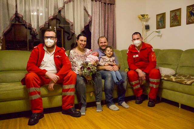 Die beiden Rettungssanitäter Stefan Setzenstuhl und Michael Pfarrhofer gratulierten Birgit und Sebastian Mitter sowie Tochter Fiona zur Geburt der kleinen Maya. | Foto:  RK UU, Marlene Angerer