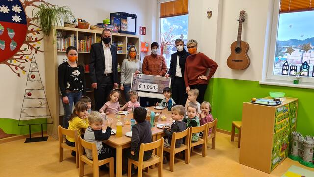 Das Team des Eltern-Kind-Zentrums mit Petra Grill (3.v.r) und EWR-Vorstand Dr. Christoph Hilz (2.v.r.) und Michael Hold (2.v.l.) | Foto: Victoria Juen