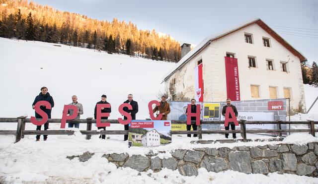 Baustart für das NHT-Sozialprojekt in Spiss mit Architekt Harald Kröpfl, Bürgermeister Alois Jäger, Dekan Franz Hinterholzer, Landesrat Johannes Tratter, den Geschäftsführern Hannes Gschwentner und Markus Pollo sowie Werner Mair (Baufirma Hilti und Jehle) (v.li.) . | Foto: NHT/Vandory