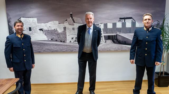 Bürgermeister Klaus Schneeberger (M.) mit dem neuen Kommandanten der Polizeiinspektion Josefstadt Michael Heyderer (r.) und Stadtpolizeikommandant Manfred Fries. | Foto: Pürer, Stadt WRN