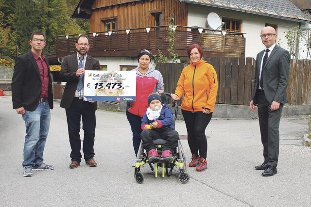 Für Familie Zettwitz konnten bislang 13.473 Euro gesammelt werden, davon wurden bereits 3.000 Euro für ein neues Therapiebett verwendet. Bei der Scheckübergabe: Philipp Gratzer (BRS), Klaus Autengruber (BRS), Lisa und Marie Zettwitz, Brigitte Andrä (Caritas Familienhilfe) und Christian Spitzbart (Raiffeisenbank).
 | Foto: BRS/Ferdin