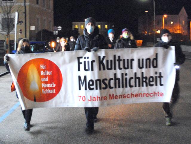 Marsch vom Mutterhaus zum Stadtplatz. | Foto: Armutsnetzwerk