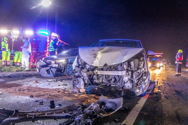 Zusammenprall in Alkoven: Die insgesamt vier Fahrzeuginsassen wurden leicht verletzt ins Krankenhaus geliefert. | Foto: Hermann Kollinger