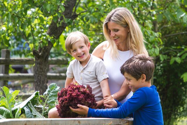 Initiatorin Maria Fanninger mit ihren beiden Söhnen. | Foto: Foto: Land schafft Leben