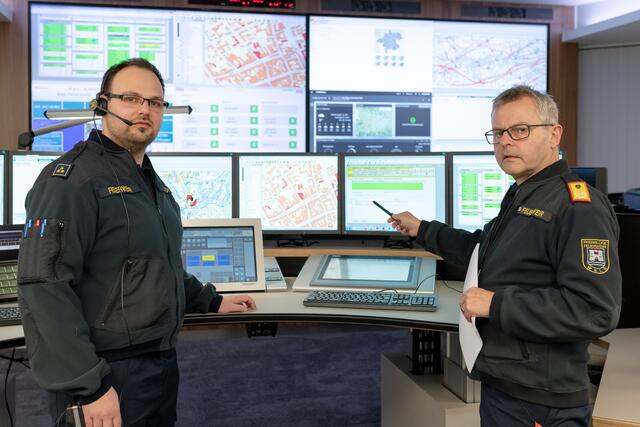 Benjamin Deutsch (l.) und Franz Humer in der Leitstelle der Feuerwehr Wels. | Foto: FF Wels