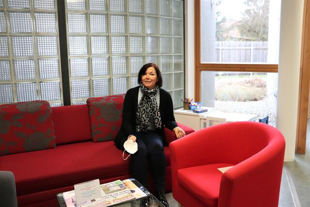 Trotz Maske, Desinfektionsmittel und Schutzvorrichtungen gibt Margit Schmiedbauer der Beratungsstelle eine Wohnzimmeratmosphäre. | Foto: Edith Ertl