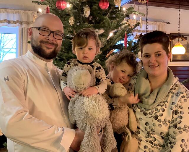 Dominik und Bauböck mit den Kids.  | Foto: Doris Bauböck