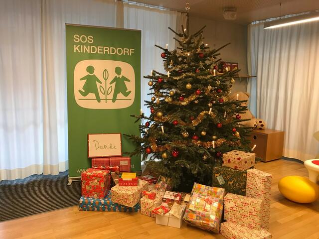 Knapp 200 liebevoll verpackte Geschenke im Gesamtwert von 6.000 Euro trafen in den vergangen Tagen beim SOS-Kinderdorf Wien ein. | Foto: SOS-Kinderdorf