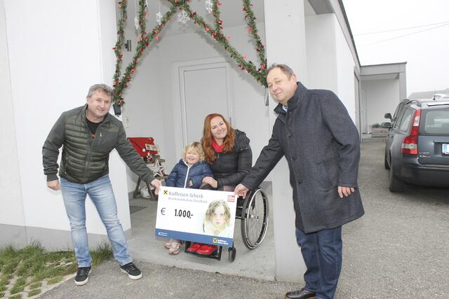 Georg Bruckner (l.) und Hannes Aigner überreichen 1.000 Euro an Sabine Engleder (mit Tochter Olivia). | Foto: Gernot Fohler