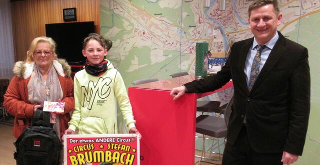 Manuela Brumbach und Sohn Emilio Bernardo bei
Bürgermeister Kurt Wallner.