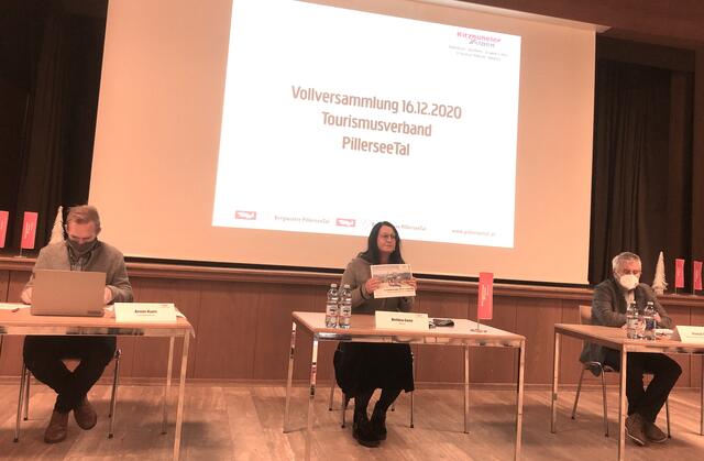 Versammlung mit Abstand: GF Armin Kuen, Obfrau Bettina Geisl, AR-Vize-Vorsitzender Bgm. Konrad Walk.