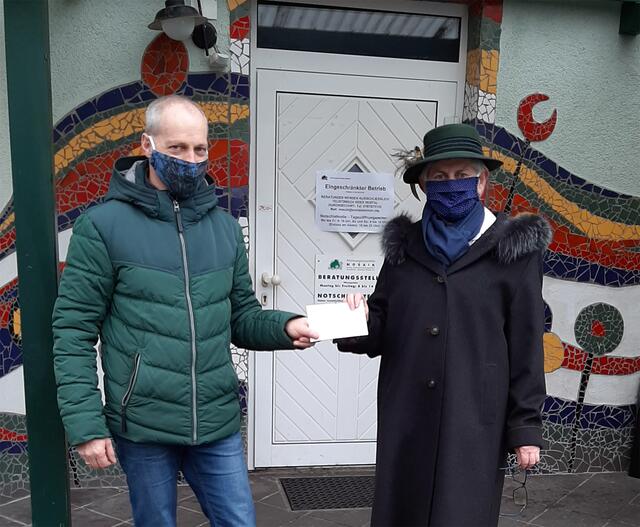Goldhauben-Obfrau Gertrud Resch (r.) übergibt Mosaik-Leiter Stefan Hindinger die Spende für die diesjährige Hilfsaktion.  | Foto: Mosaik