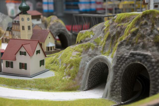 „Modelleisenbahn Zentrale“: Kaufen kann man neben Loks, Waggons, Schienen und Trafos auch kunstvoll gestaltete Landschaften.  | Foto: Wolfgang Unger