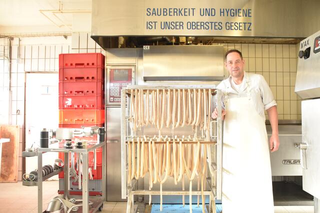 Rund 100 Hanf-Würstel, hat Metzgermeister Klaus Brindlinger für den ersten Probelauf produziert. | Foto: Michael Kendlbacher
