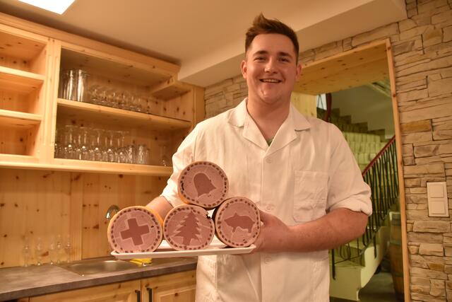 Sohn Christoph Brindlinger mit den köstlichen Weichnachtspasteten. | Foto: Michael Kendlbacher