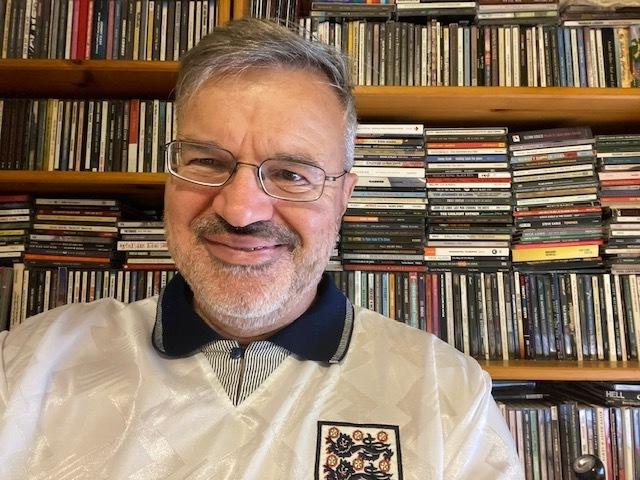 Als Reminiszenz und an die Erfinder des Fußballsports in der Nationalmannschaftsdress der "Three Lions". | Foto: Herbert Waltl