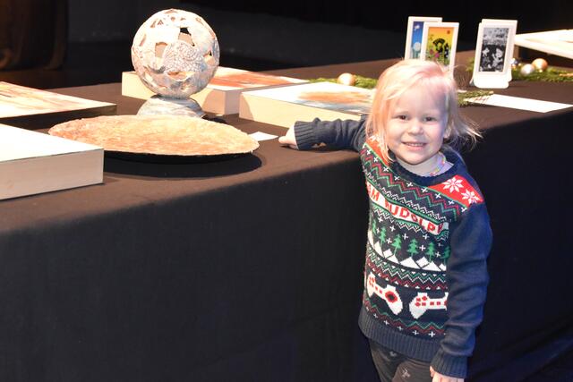 Die kleine Emily ist von den unterschiedlichen Kunstwerken im OHO sehr angetan. | Foto: Michael Strini