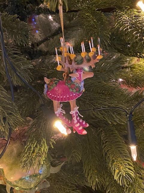 Rentier mit 14 Kerzen oder Streichhölzern auf dem Waltl'schen Weihnachtsbaum. | Foto: Herbert Waltl