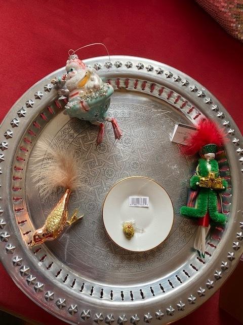 Die Figuren hängen inzwischen schon am Baum. | Foto: Herbert Waltl