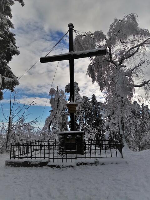 Das Gipfelkreuz des Hutwisch steht auf 896 Höhenmeter 


