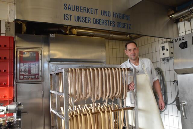 Rund 100 Hanf-Würstel, hat Metzgermeister Klaus Brindlinger für den ersten Probelauf produziert. | Foto: Michael Kendlbacher