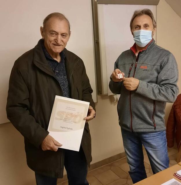 Rudolf Diensthuber (li.) ehrte Siegfried Eglseder. | Foto: SPÖ Inzersdorf