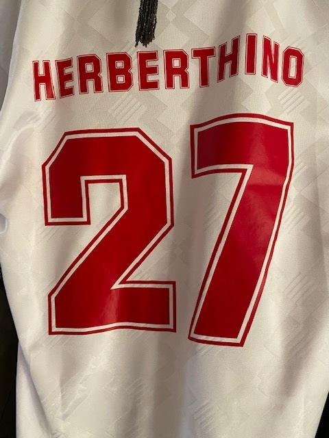 Das Trikot der englischen Nationalmannschaft. Als Tribute für die Fußballerfinder auf der Insel, als Aviso für den Brexit oder als kurzes Animo für das Hick-Hack-Ende rund um das geplante Ungeplante ... | Foto: Herbert Waltl