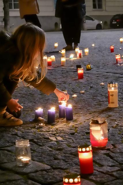 Hunderte Kerzen am Linzer Pfarrplatz – der Kulturverein "Oasch" rief zum Lichtermeer für Moria. | Foto: Florian Schwalsberger