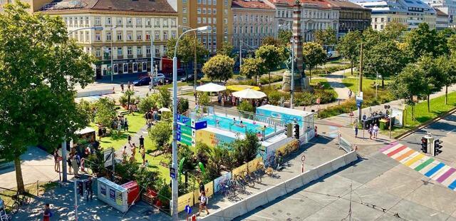 August: Die einen planschten, die anderen diskutierten.  | Foto: Grüne Wien