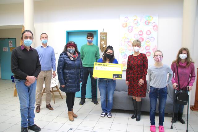Spendenübergabe in Oberrohrbach: Christoph Lagler, Christine Huber und Bürgermeisterin Sabine Hopf mit Anvertraute der Behindertenhilfe Oberrohrbach.
