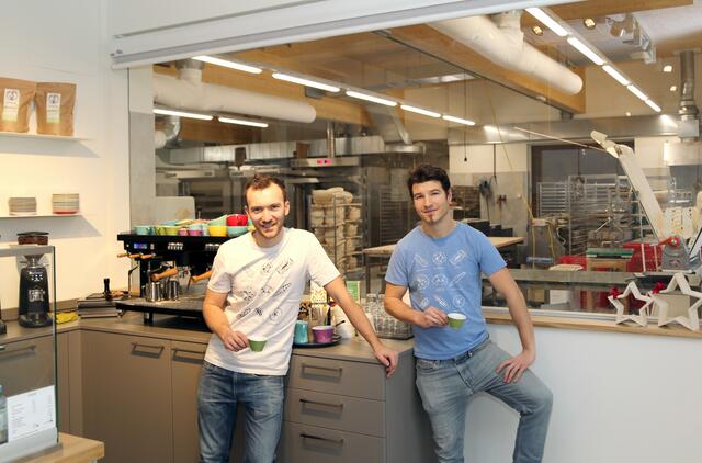 Transparenz und Qualität sehen Stefan und Oliver als Markenzeichen: Daher können die Besucher im Steyregger Shop beobachten, wie ihr Brot in der neuen Backstube entsteht. | Foto: Eckhart Herbe